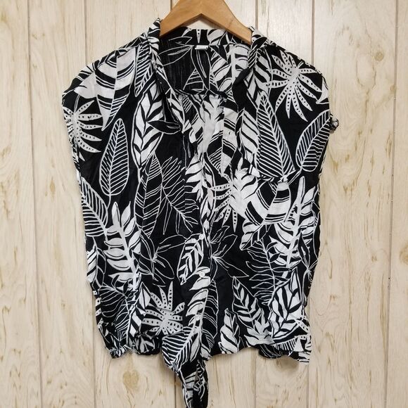 Old Navy Tops - Old Navy Black & White Topical button down blouse M